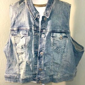Torrid jean vest size 4 BNWT
